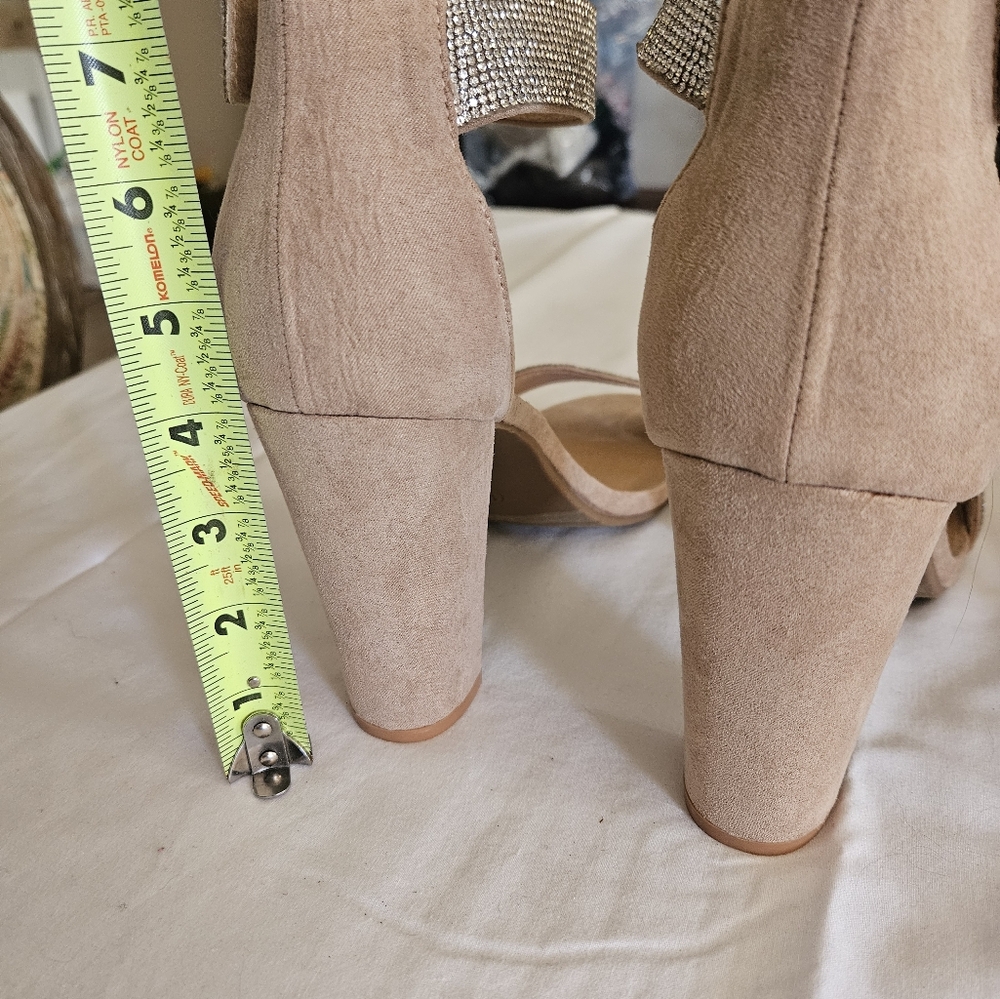 Daisy Fuentes Size 12 Shoe